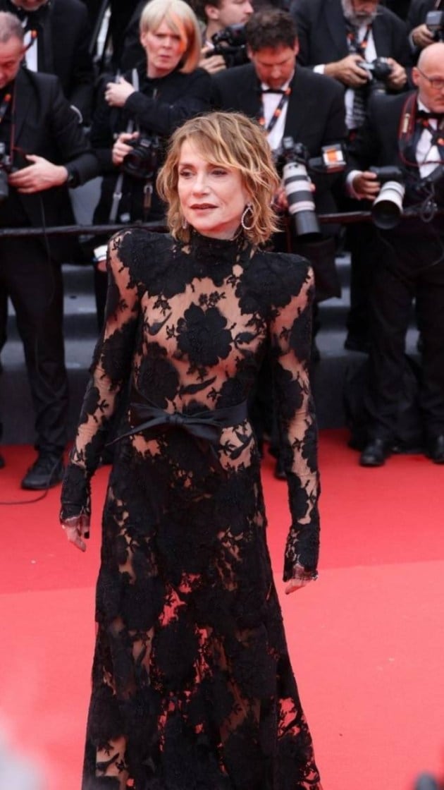 Isabelle Huppert wore shoes molded as bare feet at the red carpet in 2023