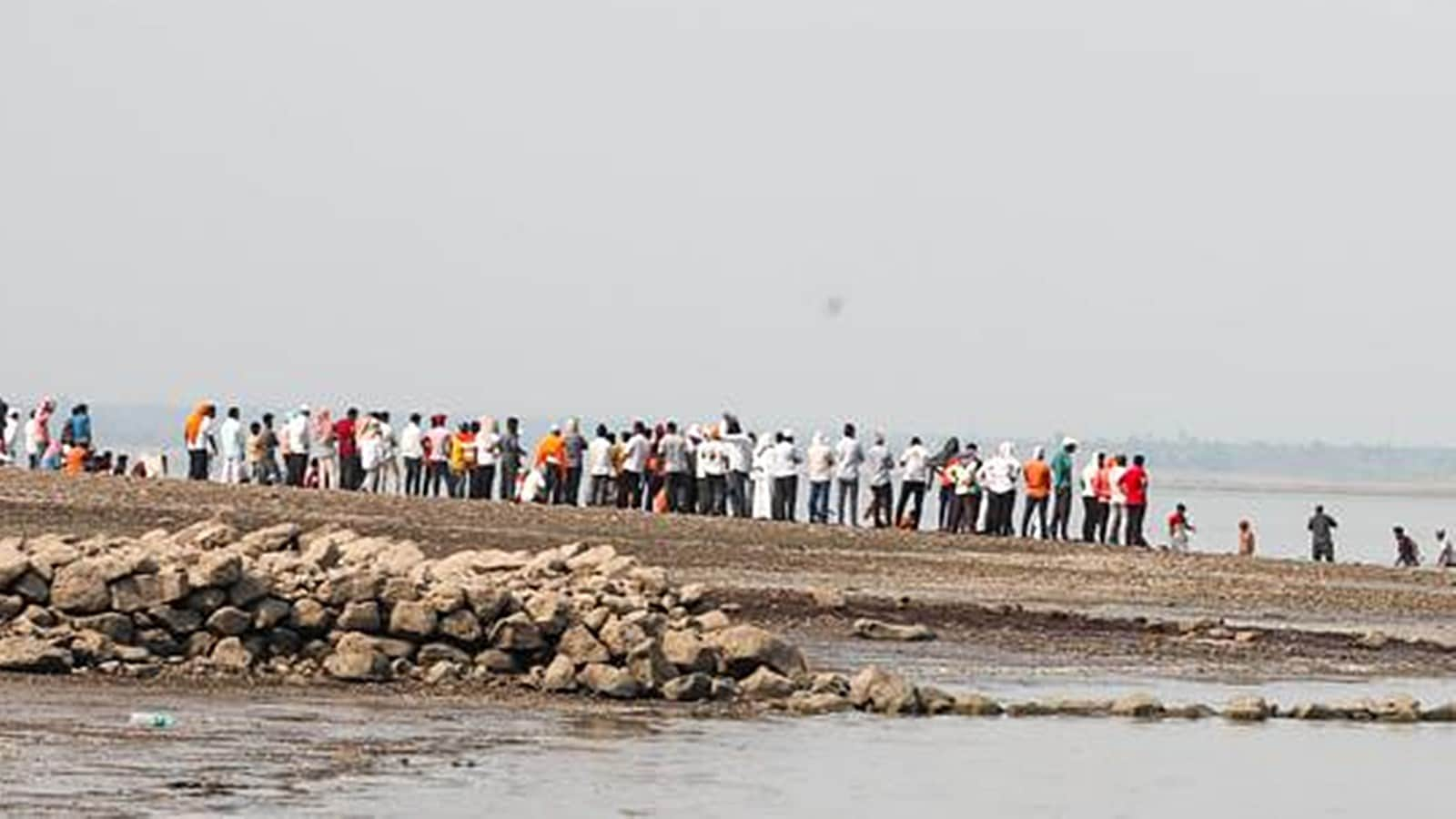 Six feared dead as boat capsizes in backwaters of Ujjani dam; search ...