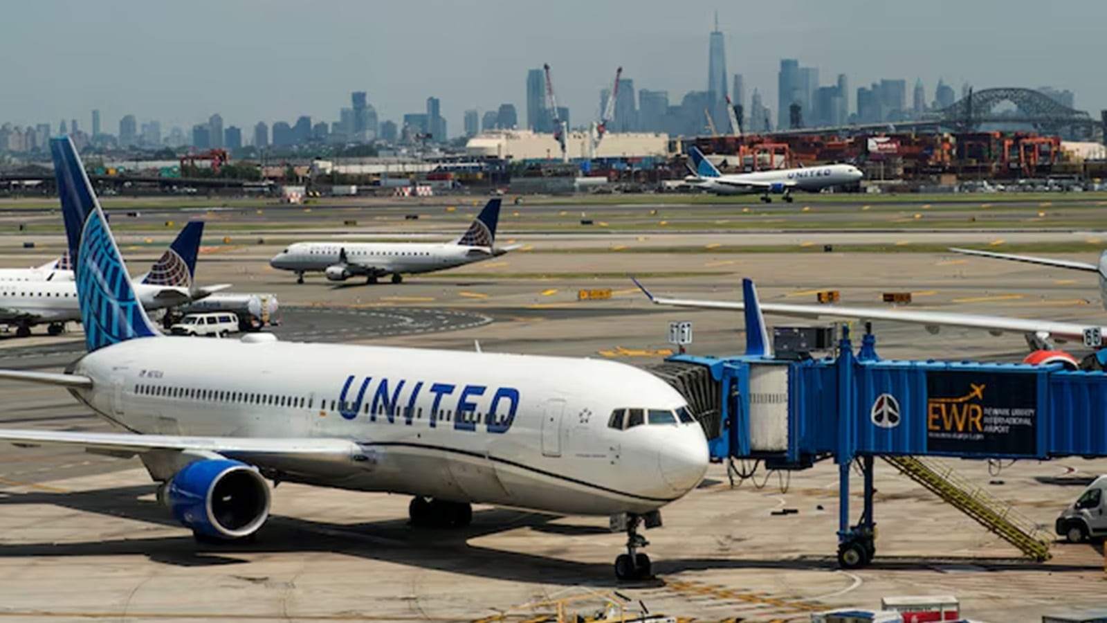 Body Discovered In United Airlines Wheel Well After Landing In Hawaii ...