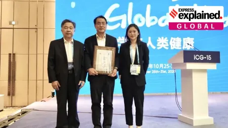 Zhang Yongzhen (centre) in Wuhan collecting a prize in 2020.