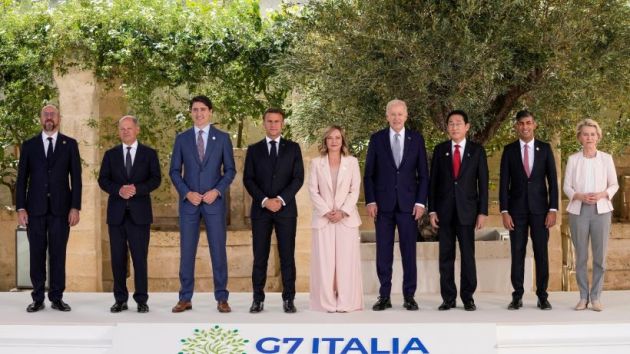 G7 - Leaders pose for group photo