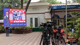 AAP delhi hq AAP, AAP on delhites, delhi polling numbers, delhi AAP office, AAP workers gathering, delhi AAP-Congress alliance, indian express news
