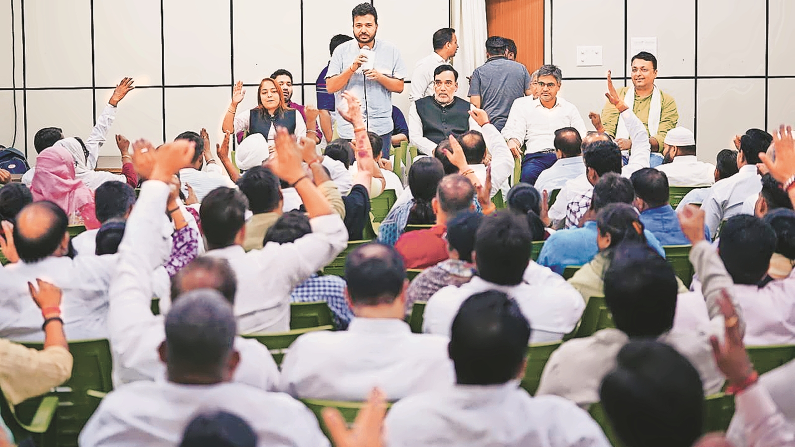 Murmurs after several councillors missing from key AAP meeting | Delhi ...