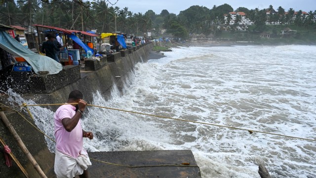 Southwest monsoon intensifies in Kerala; triggers landslides ...