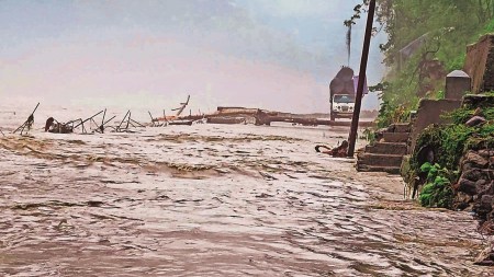 Sikkim landslide, north districts red alert, IMD landslide alert, IMD weather prediction, Bengal rainfall, Teesta river, West Bengal Irrigation department, indian express news