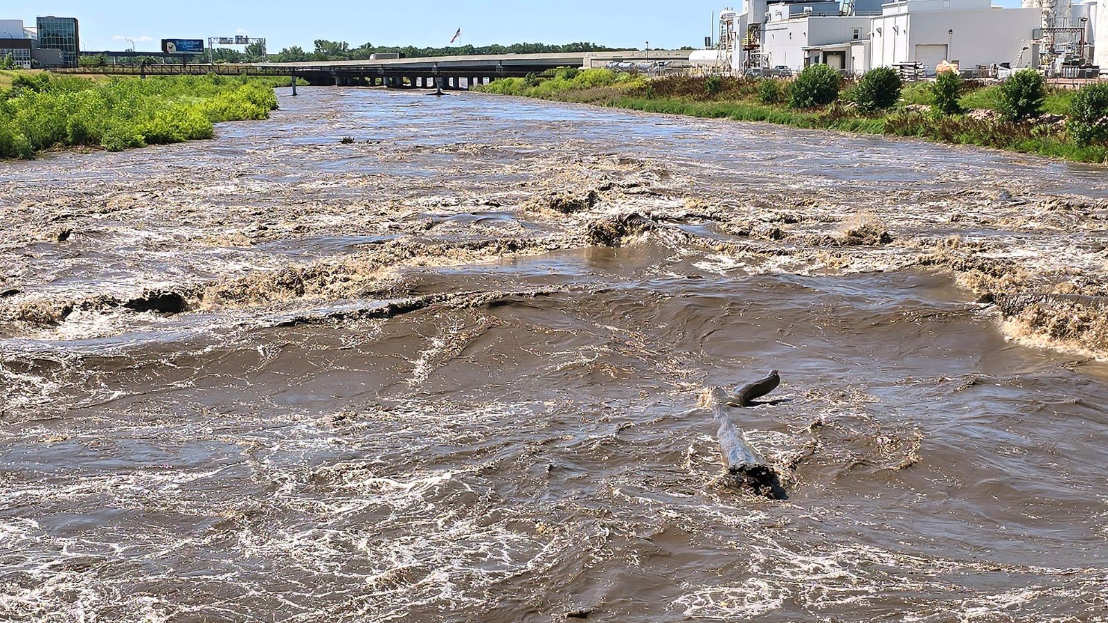 Sweltering temperatures persist across the US, while floodwaters inundate the Midwest