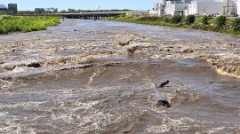 Sweltering temperatures persist across the US, while floodwaters inundate the Midwest