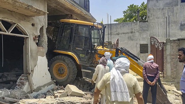 Authorities raze ‘illegal’ house of Atiq Ahmed’s brother-in-law in ...