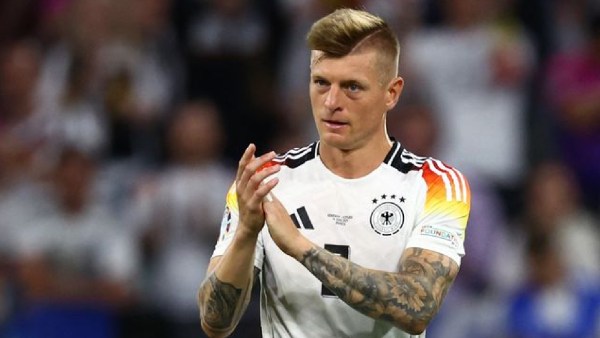 Germany's Toni Kroos applauds fans after being substituted. (Reuters)