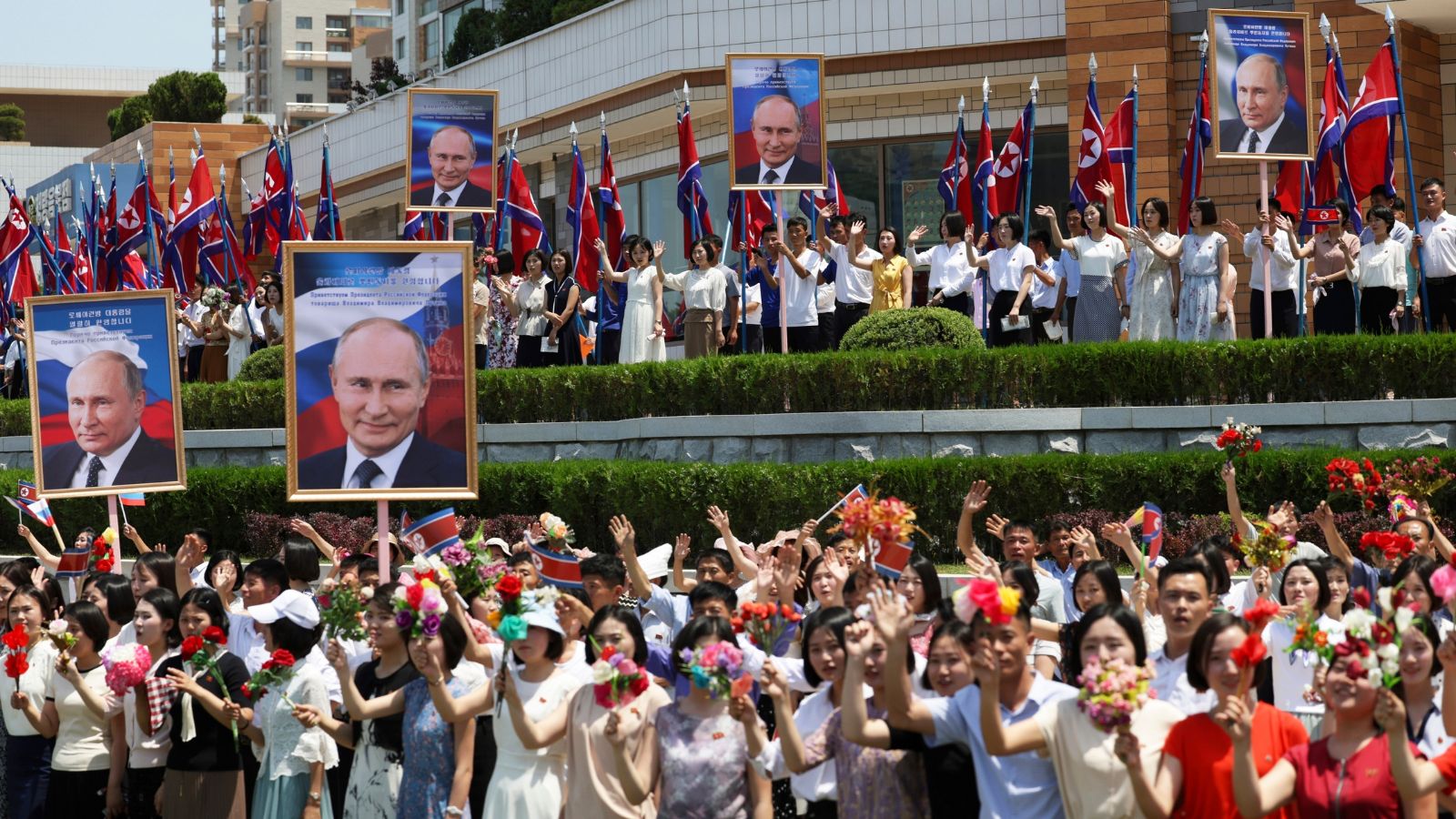 What gifts did Putin and Kim Jong Un exchange amid strengthening ties?