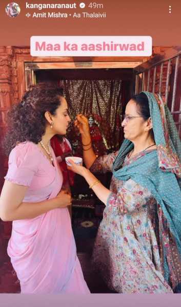 Kangana Ranaut with her mother after the win. 