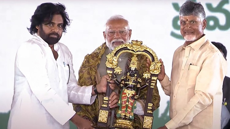 Chandrababu Naidu Swearing-in Ceremony Live Updates: Andhra CM Naidu and newly inducted minister Pawan Kalyan felicitating Prime Minister Narendra Modi. (PTI)