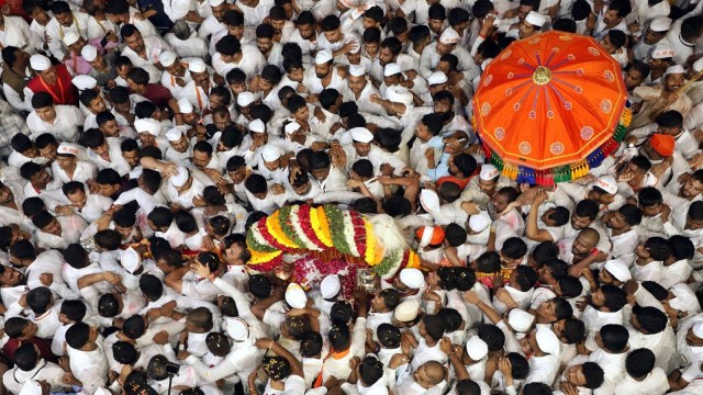 Sant Dnyaneshwar Maharaj Palkhi procession began the journey from Alandi on Saturday. (Express Photo By Pavan Khengre)