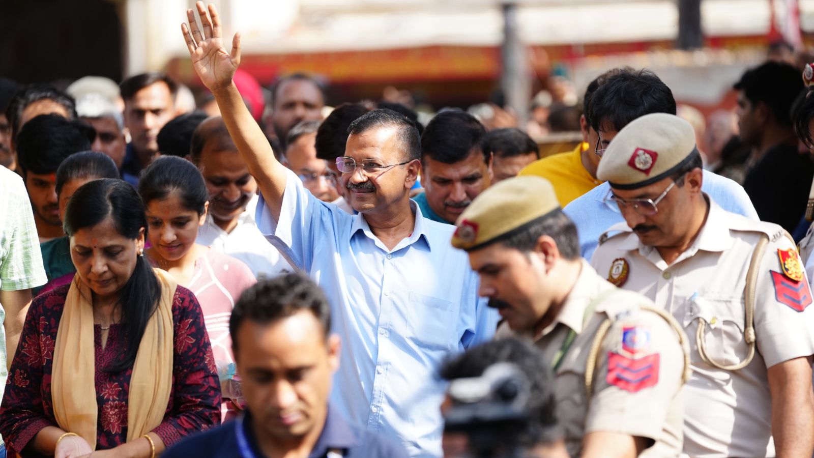 Before surrendering at Tihar Jail, Delhi CM Kejriwal visited Raj Ghat ...