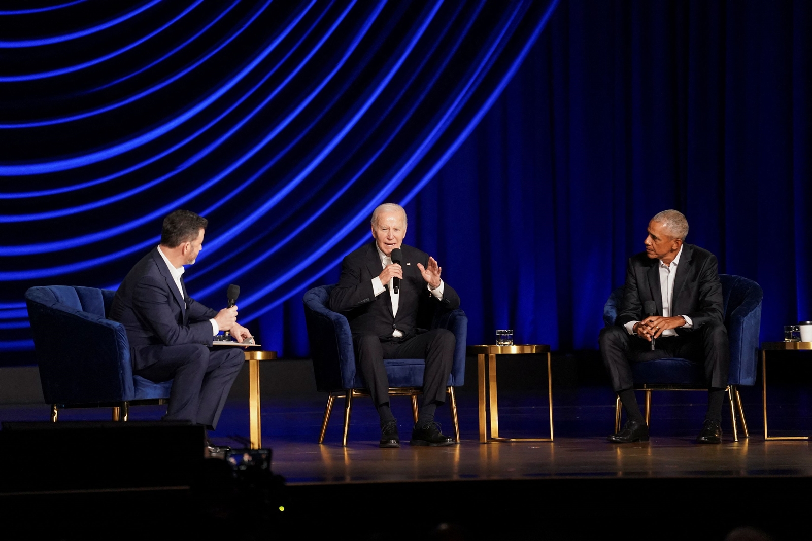 O presidente dos EUA, Joe Biden, participa de uma conversa com o ex-presidente Barack Obama e o apresentador de um talk show noturno Jimmy Kimmel durante uma arrecadação de fundos para a campanha.  (Reuters)