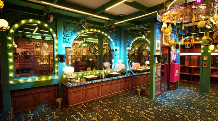 The bathroom is connected can be accessed through the outdoor area. Thousands of keys are printed on the carpet. The walls are padded with real keys embedded. Inside, an old-fashioned make-up room is available, with bulbs lining the mirrors. Another wall has green and golden photo frames, with real hands coming out and each hand holding a mirror. For an extra quirky touch, there are two chairs, one made like a girl's dress and the other like a guy's tuxedo.