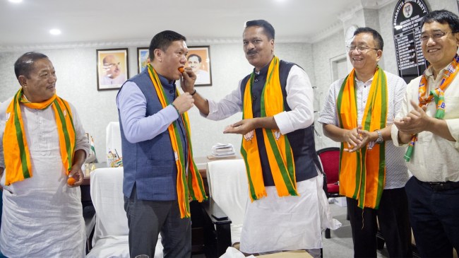BJP's Arunachal Pradesh in-charge Ashok Singhal feeding sweets to Chief Minister Pema Khandu after the party's victory in the Assembly elections. (Photo: Pema Khandu/ X)