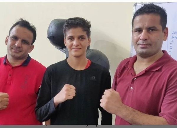 Jaismine Lamboriya with uncles Sandeep Lamboriya (left) and Parvinder Lamboriya.