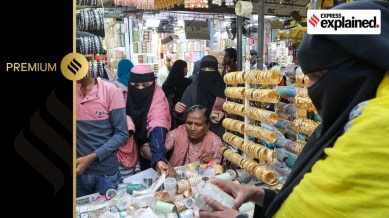 People buying bangles at Shivaji market and preparing ahead of Eid ul fitr on Wednesday. Express photograph by Arul Horizon. 10/04/2024, Pune *** Local Caption *** People buying bangles at Shivaji market and preparing ahead of Eid ul fitr on Wednesday.