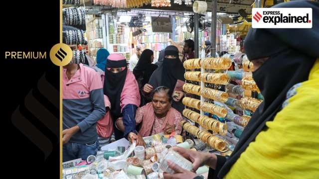 People buying bangles at Shivaji market and preparing ahead of Eid ul fitr on Wednesday. Express photograph by Arul Horizon. 10/04/2024, Pune *** Local Caption *** People buying bangles at Shivaji market and preparing ahead of Eid ul fitr on Wednesday.
