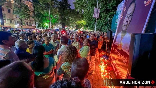 Residents gathered in front of Poorvika Mobile showroom in Aundh at around 7pm for a candle-protest march in solidarity with the late Sameer Roychowdury, a resident of Sayali Garden residential society in Aundh. (Express Photo by Arul Horizon)