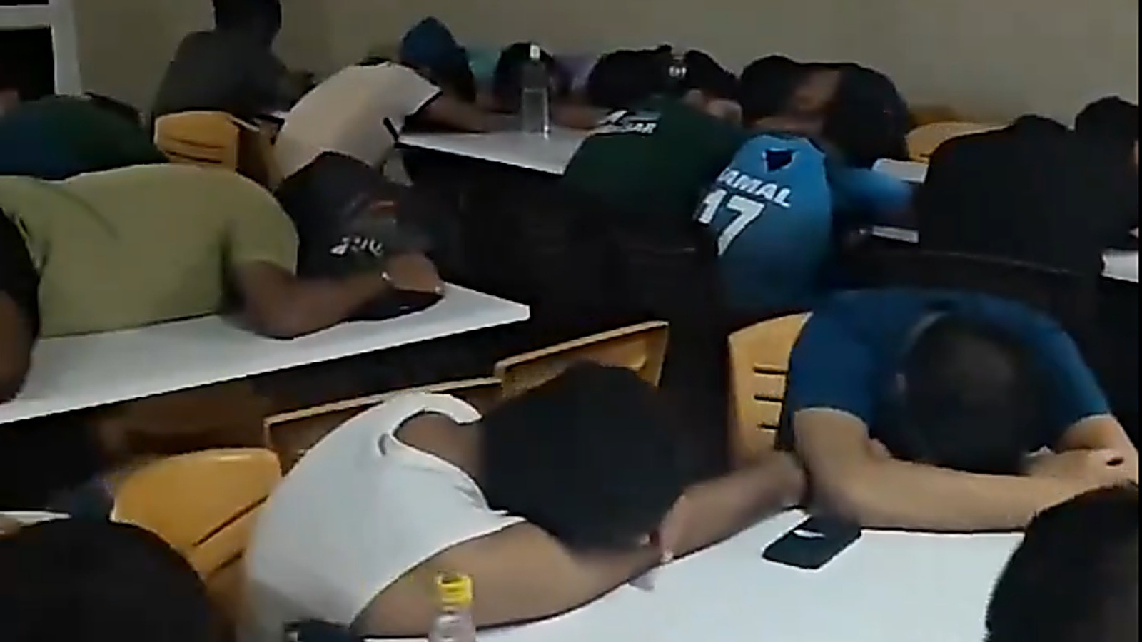 The students’ choice of protest location is notable, as the hostel mess is one of the few air-conditioned spaces in the hostel. (X/@kadaipaneeeer)