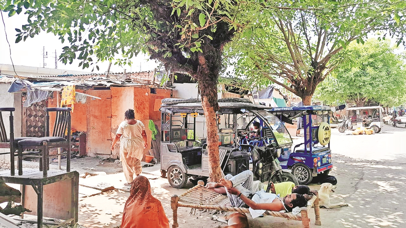 No electricity, residents of Noida slum stage protest against UP power ...