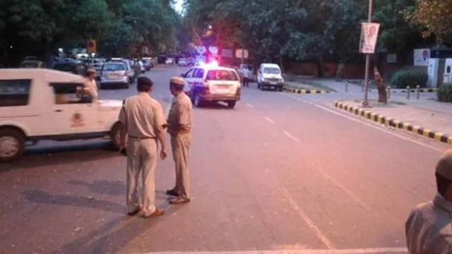 Delhi police rescue children, Malviya Nagar building fire, delhi fire incient, delhi fire dept, delhi police news, delhi news, indian express news