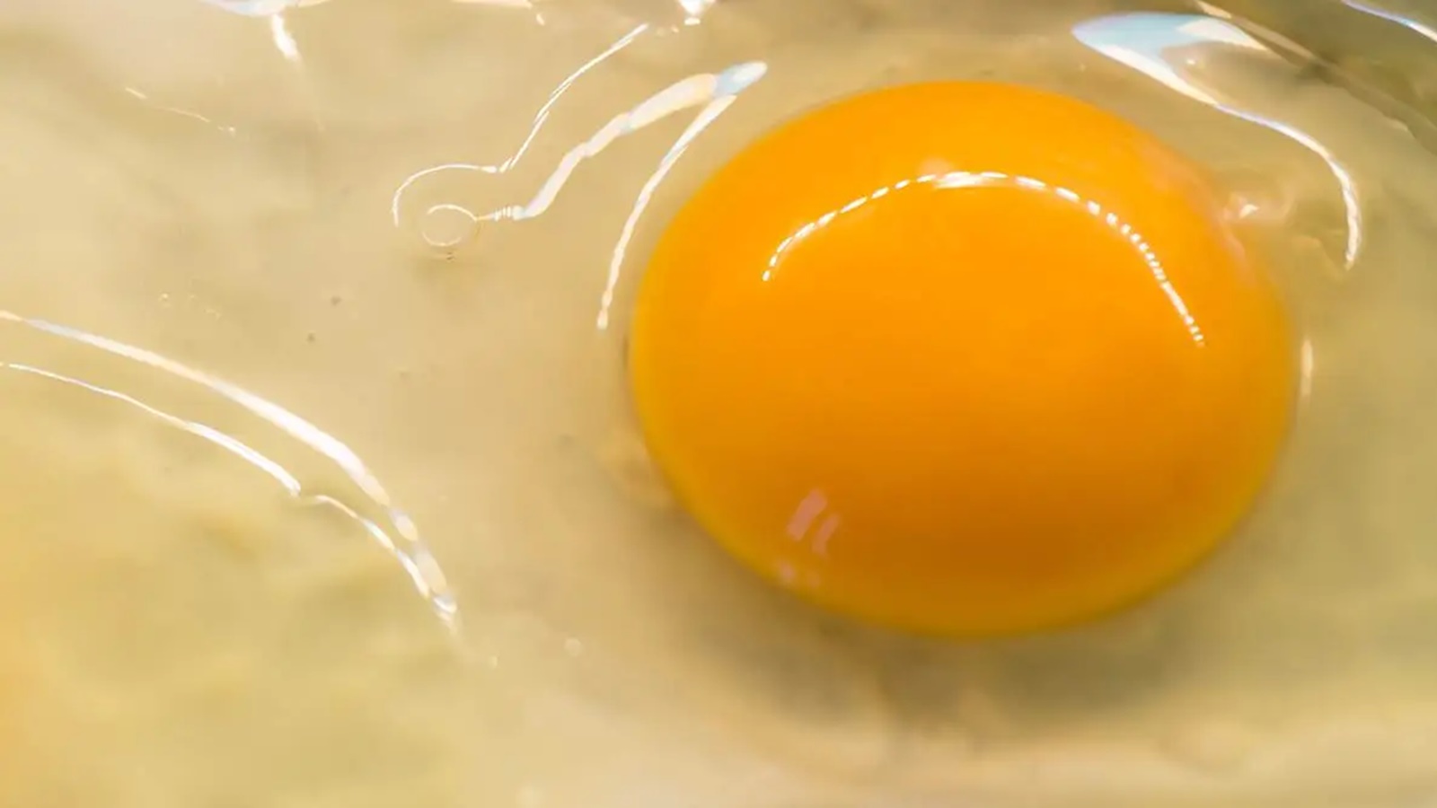 Does a difference in egg yolk colour affect health?