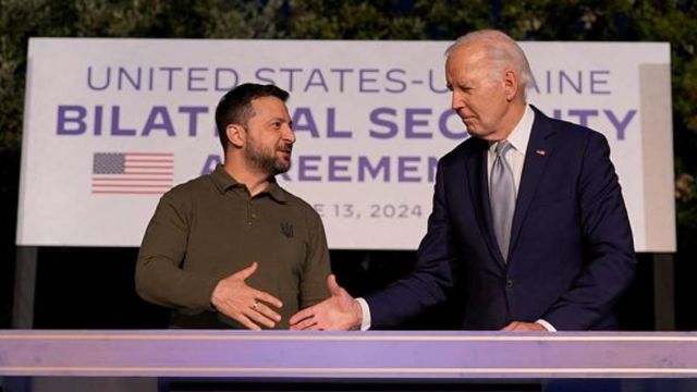 President Joe Biden, right, and Ukraine President Volodymyr