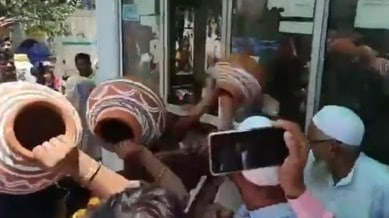 delhi, delhi water crisis, delhi water protest, delhi matka fod protest, delhi jal board, delhi congress water protest, delhi congress, aap delhi water, aap, delhi water, delhi jal board, delhi news