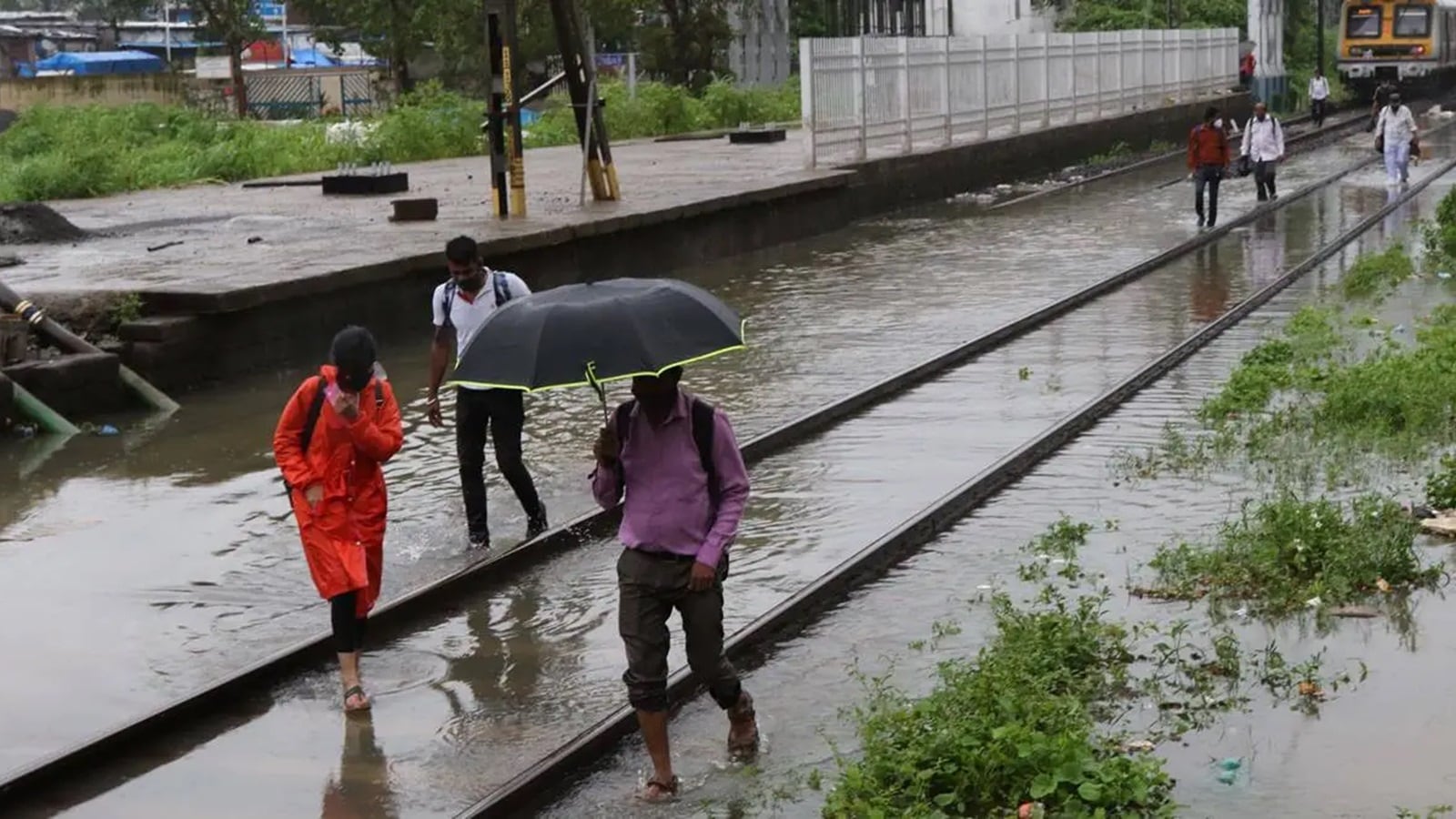 mumbai rains, railway, waterlogging