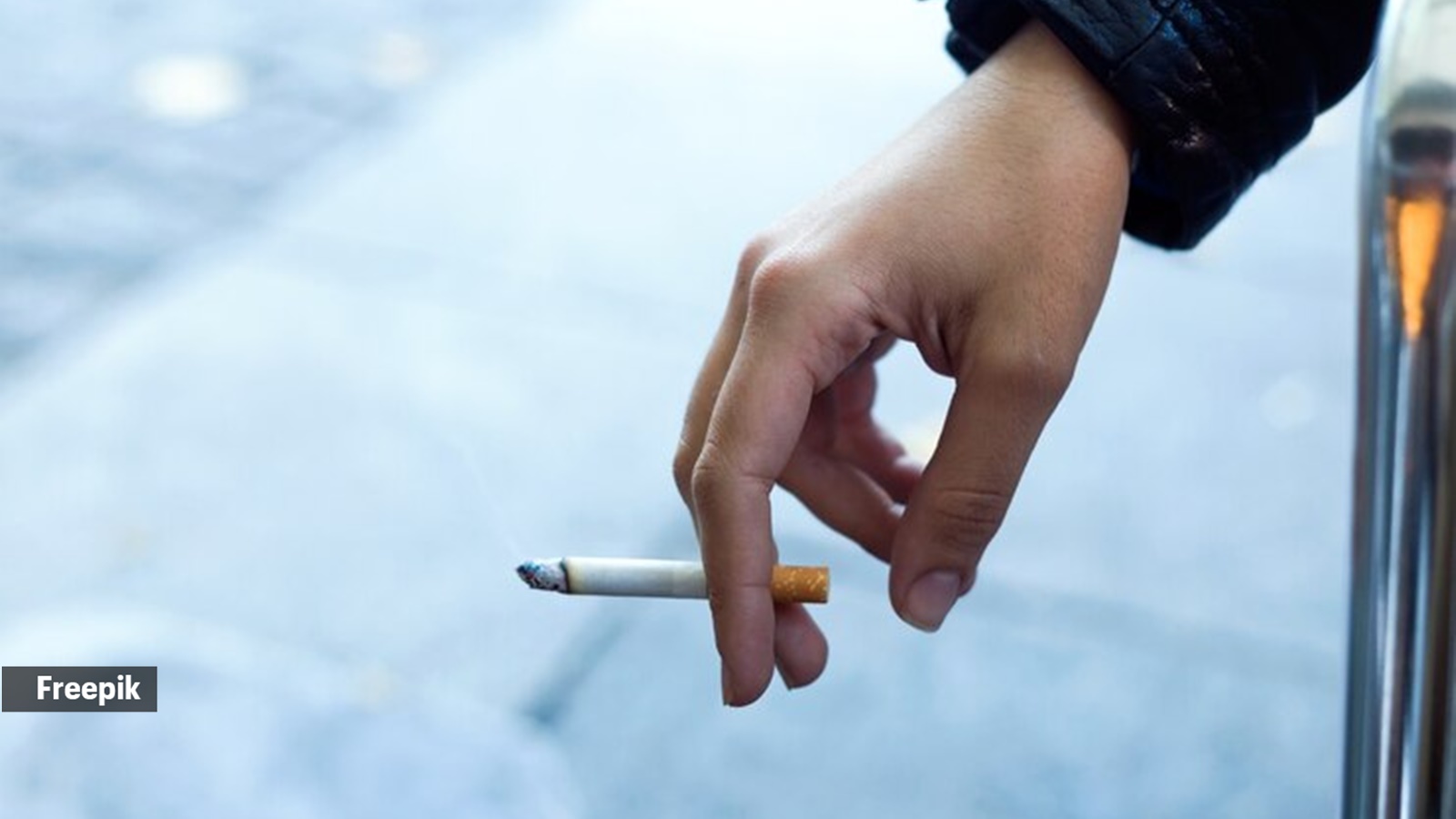 Fumando cigarros.  adolescentes, tabaco