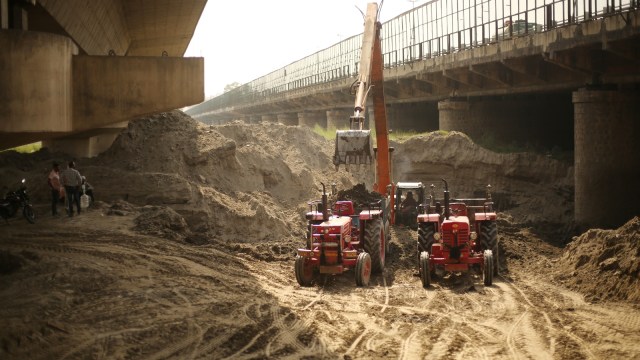 delhi Yamuna river, Yamuna banks monsoon ready, dry Yamuna, Yamuna silt clearing, delhi Yamuna cleaning, delhi news, indian express news