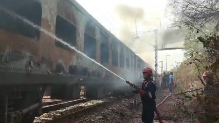 Fire breaks out on Taj Express at Delhi railway station