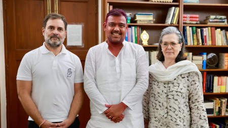 Independent MP Vishal Patil meets Rahul Gandhi, extends support to Congress