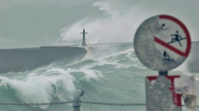 Waves break against the protecting walls as Typhoon Gaemi approaches in Keelung, Taiwan July 24, 2024. (Reuters)