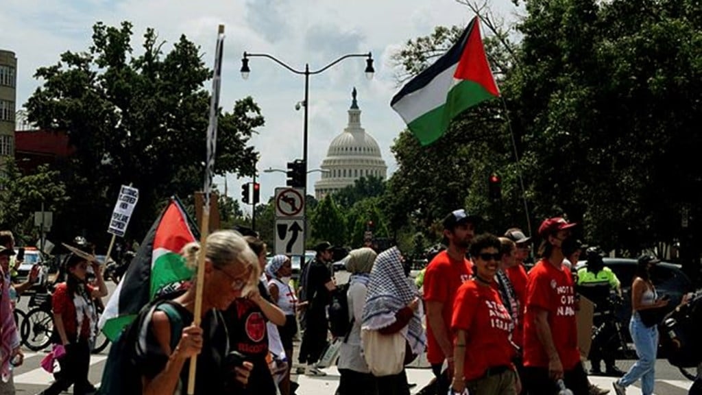 Protestors raise Palestinian flag, burn US flags near Congress