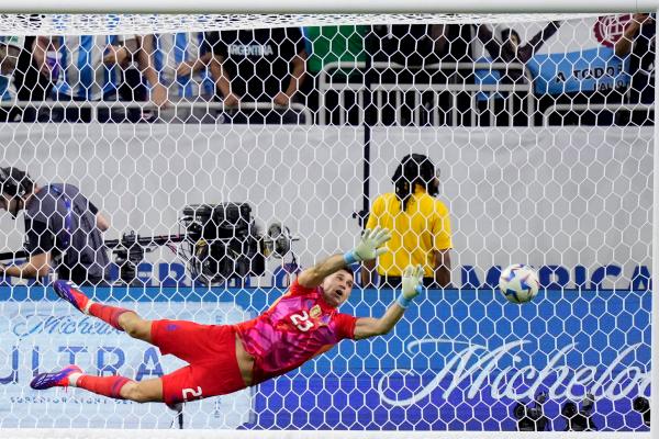 Copa America 2024: Emi Martinez makes save during shootout