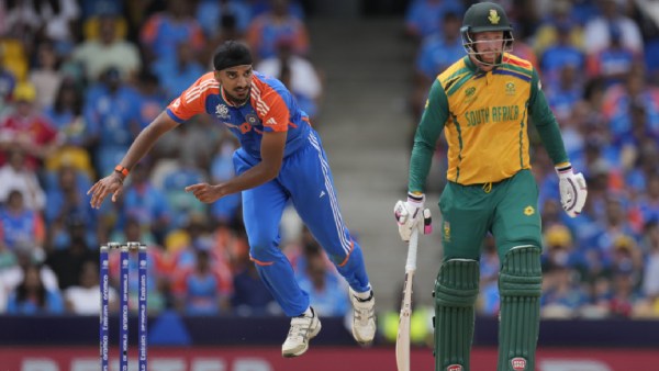 Arshdeep Singh, left, bowls past South Africa's Heinrich Klaasen during the ICC Men's T20 World Cup final cricket match between India and South Africa at Kensington Oval in Bridgetown, Barbados, Saturday, June 29, 2024. (AP Photo)