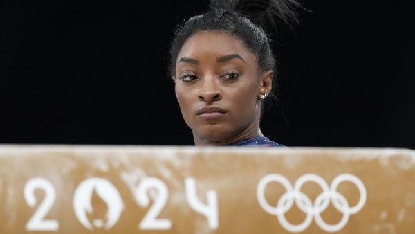 Amerykanka Simone Biles ćwiczy podczas treningu gimnastycznego na Bercy Arena podczas Letnich Igrzysk Olimpijskich 2024