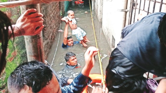 Gujarat heavy rainfall: Creeks flooded, 955 relocated in Surat ...