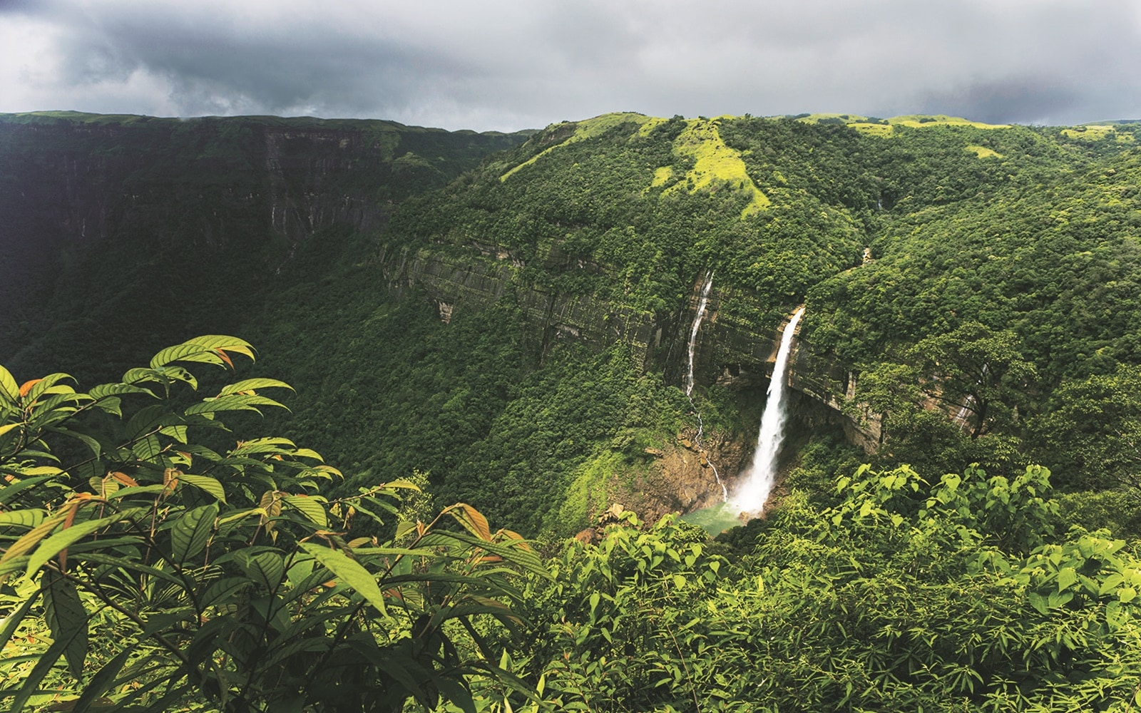 Nohkalikai Falls in Meghalaya (Getty)