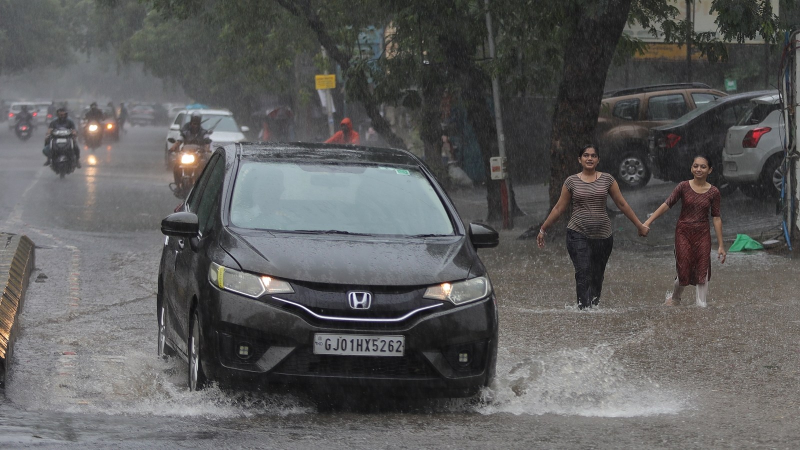 Heavy rain in state, houses & roads flooded in Ahmedabad | Ahmedabad ...