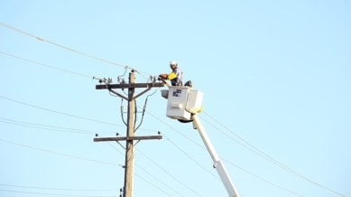 Lineman electrocuted in Greater Noida, Noida Lineman died, Dankaur, electric pole, Delhi police, Indian express news