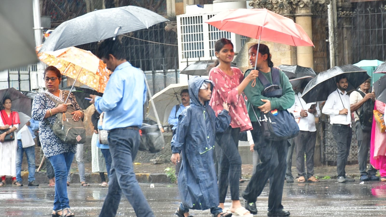 IMD Issues Yellow Alert In Mumbai For The Weekend, Says Rainfall ...