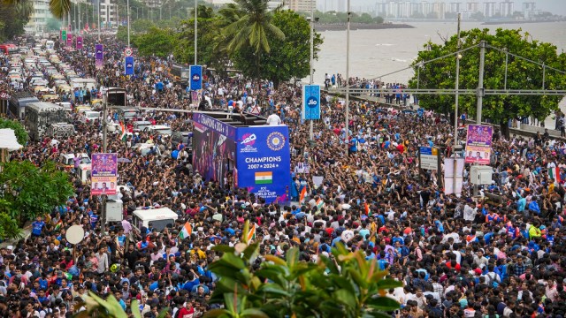 Fans descend on Mumbai’s Marine Drive, Wankhede stadium to welcome team ...