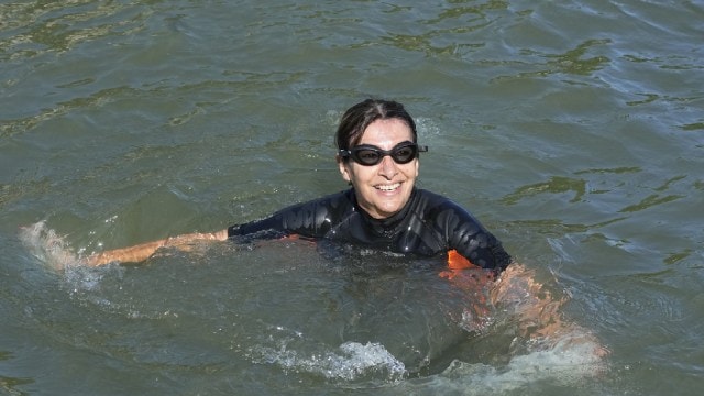 Anne Hidalgo swims in Seine river