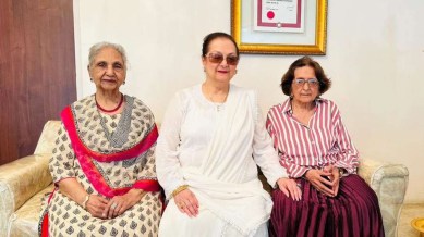 Saira Bano with her mentors (Instagram/sairabano)