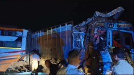 6 killed after truck rams bus on e-way
